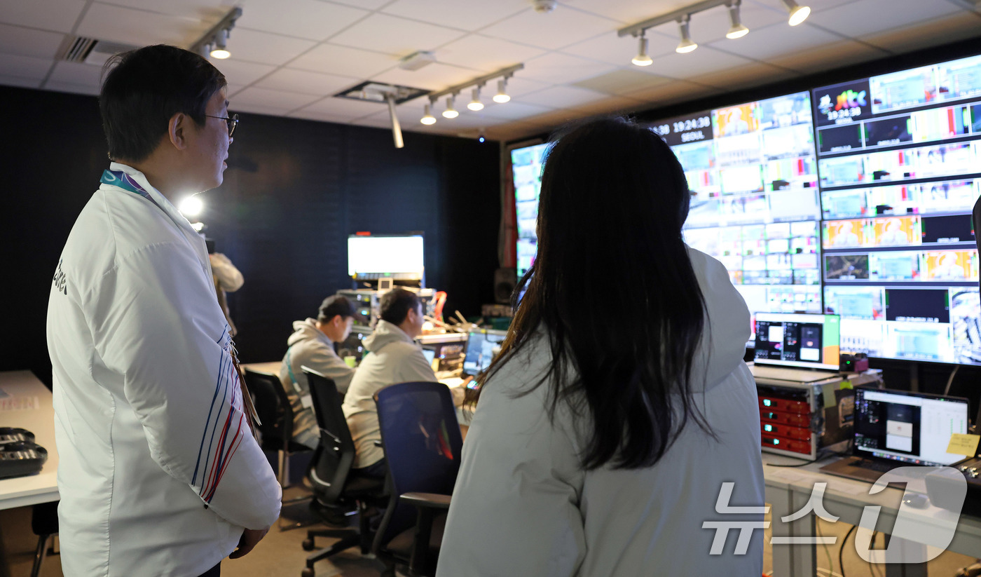 (서울=뉴스1) = 최휘영 문화체육관광부 장관이 7일(현지시간) 2026 밀라노-코르티나 동계올림픽이 열리고 있는 이탈리아 밀라노의 밀라노 컨벤션 센터에 마련된 국제방송센터(IBC …