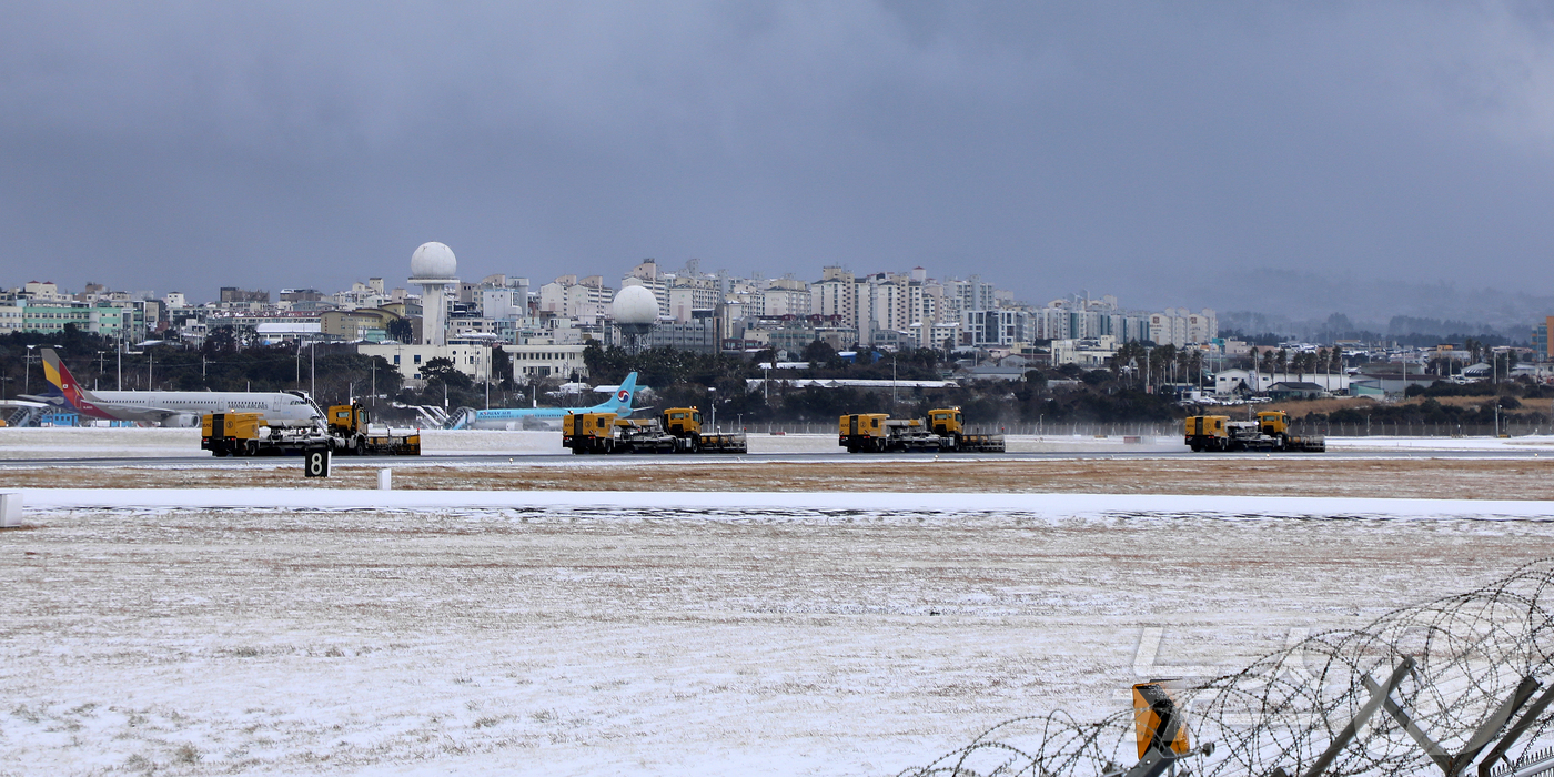 (제주=뉴스1) 오미란 기자 = 8일 오전 강한 눈폭풍으로 활주로 운영이 중단된 제주국제공항에서 제설차들이 분주히 오가고 있다. 2026.2.8/뉴스1