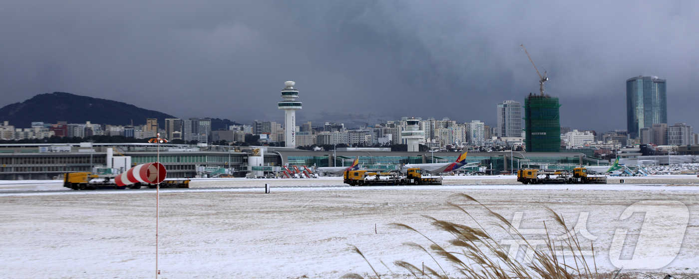 (제주=뉴스1) 오미란 기자 = 8일 오전 강한 눈폭풍으로 활주로 운영이 중단된 제주국제공항에서 제설차들이 분주히 오가고 있다. 2026.2.8/뉴스1