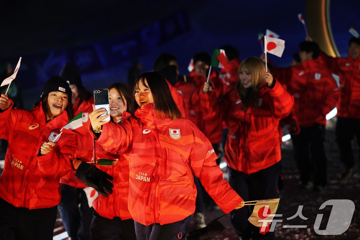 (서울=뉴스1) = 삼성전자가 6일(현지시간) 진행된 2026 밀라노 코르티나 동계올림픽 개막식을 '갤럭시 S25 울트라'로 촬영하고 생중계해, 전 세계를 더 가깝게 연결하며 독보 …