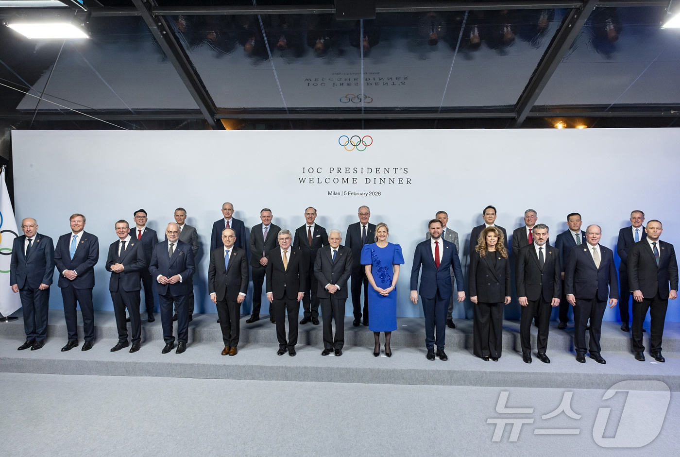 (서울=뉴스1) = 이탈리아 밀라노-코르티나 담페초 동계올림픽 개막을 하루 앞둔 5일(현지시간) 열린 갈라 디너 행사에서 이재용 삼성전자 회장(뒷줄 오른쪽 네번째)이 커스티 코번트 …