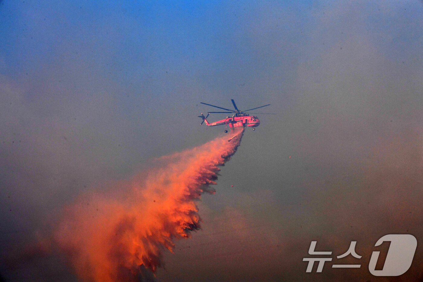 본문 이미지 - 8일 오전 경북 경주시 문무대왕면 입천리에서 발생한 산불이 강풍을 타고 확산되고 있는 가운데 산림청 초대형 진화헬기가 진화 작업을 벌이고 있다. 2026.2.8 ⓒ 뉴스1 최창호 기자