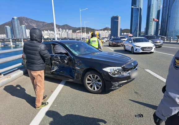 부산 광안대교 상판서 5중 추돌…80대 운전자 차로 변경 중 '쾅'