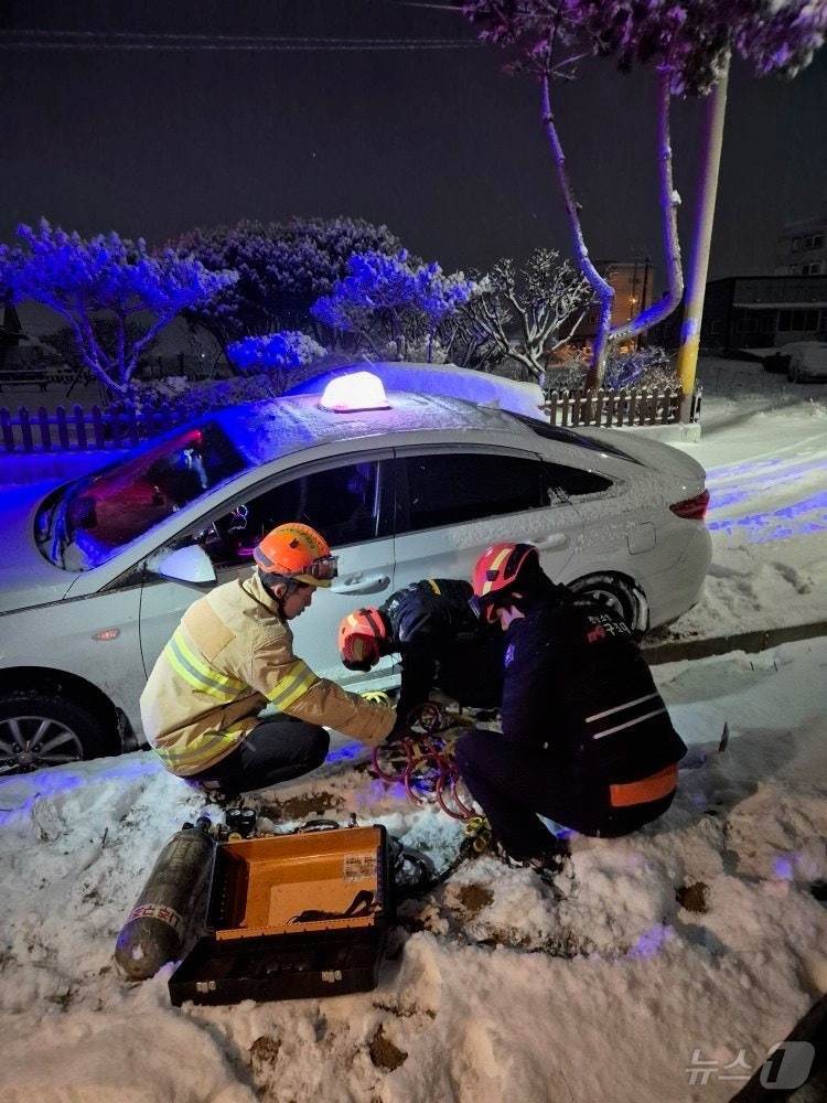 본문 이미지 - 지난 7일 오후 11시 47분쯤 전남 나주시 산포면의 한 도로에서 택시가 눈길에 고립돼 소방당국이 안전조치하고 있다. (전남소방본부 제공. 재판매 및 DB 금지)