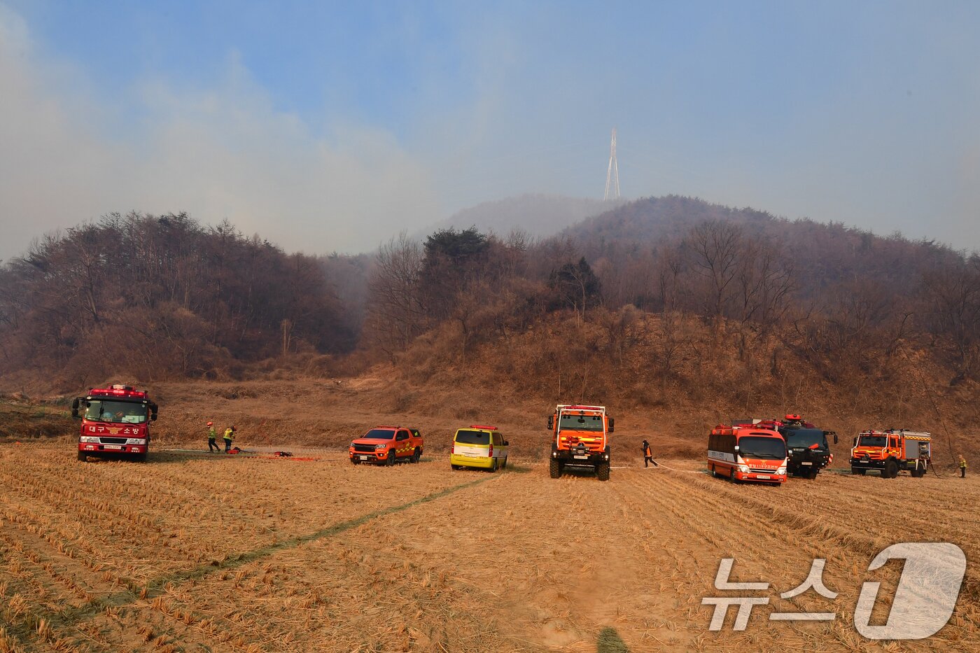 본문 이미지 - 8일 오전 경북 경주시 문무대왕면 입천리에서 발생한 산불이 강풍을 타고 확산되고 있는 가운데 소방과 산림당국이 진화 작업을 벌이고 있다. 2026.2.8 ⓒ 뉴스1 최창호 기자