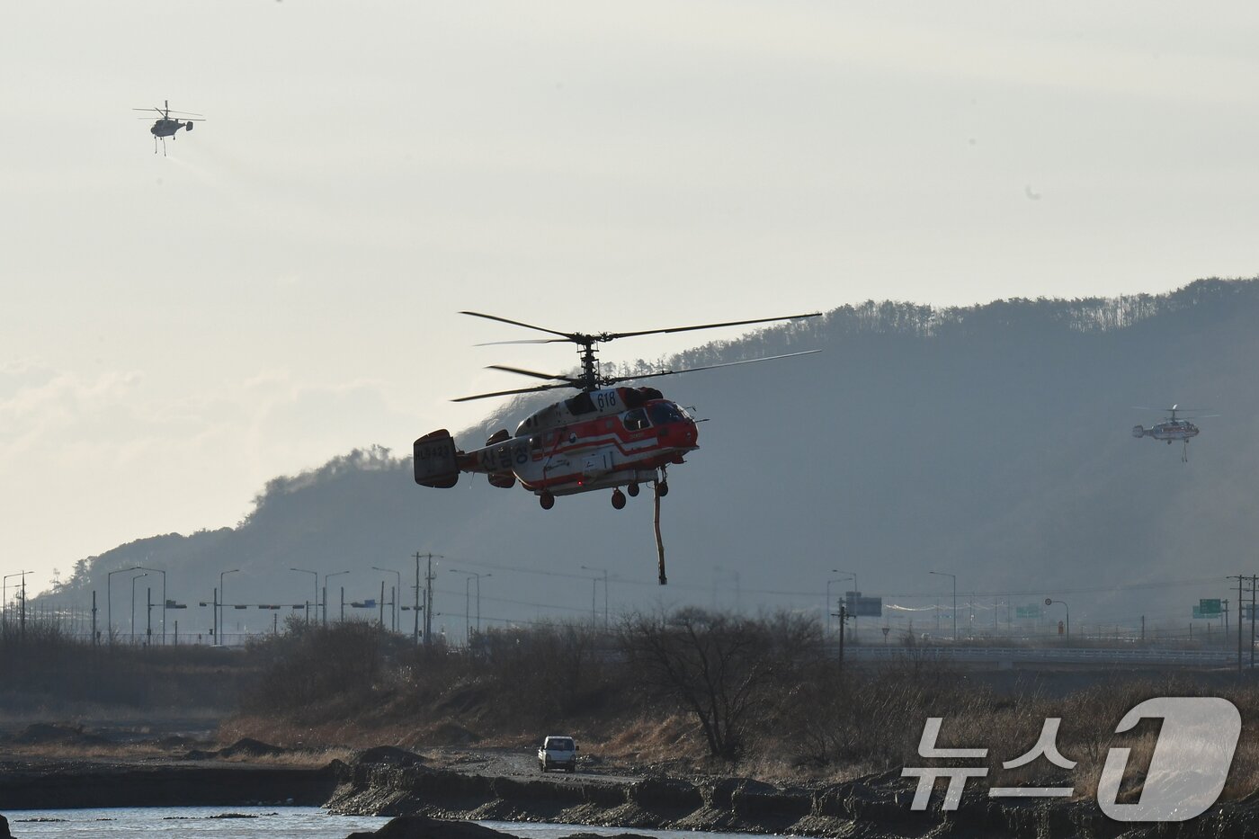 본문 이미지 - 8일 오전 경북 경주시 문무대왕면 입천리에서 발생한 산불이 강풍을 타고 확산되고 있는 가운데 소방과 산림당국이 진화 작업을 벌이고 있다. 2026.2.8 ⓒ 뉴스1 최창호 기자