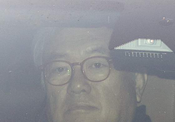 굳은 얼굴로 출석하는 정진석 전 비서실장