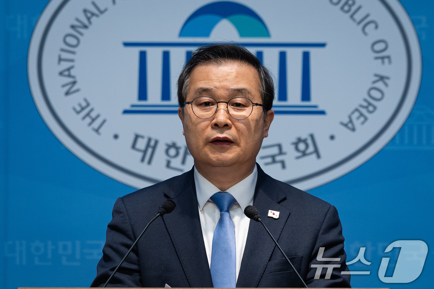 (서울=뉴스1) 유승관 기자 = 이건태 더불어민주당 의원이 8일 서울 여의도 국회 소통관에서 2차 특검 추천 관련 기자회견을 하고 있다.이 의원은 민주당 지도부가 특검 후보로 '쌍 …