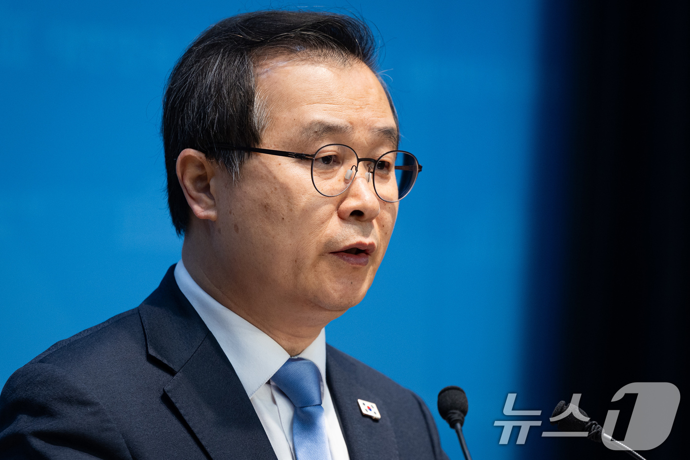 (서울=뉴스1) 유승관 기자 = 이건태 더불어민주당 의원이 8일 서울 여의도 국회 소통관에서 2차 특검 추천 관련 기자회견을 하고 있다.이 의원은 민주당 지도부가 특검 후보로 '쌍 …