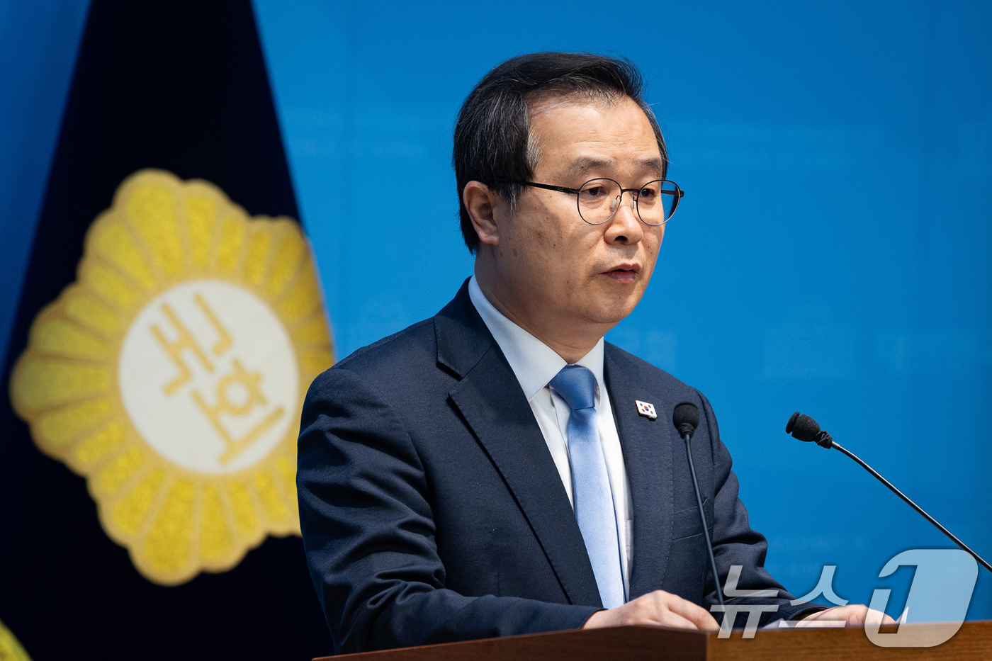 (서울=뉴스1) 유승관 기자 = 이건태 더불어민주당 의원이 8일 서울 여의도 국회 소통관에서 2차 특검 추천 관련 기자회견을 하고 있다.이 의원은 민주당 지도부가 특검 후보로 '쌍 …