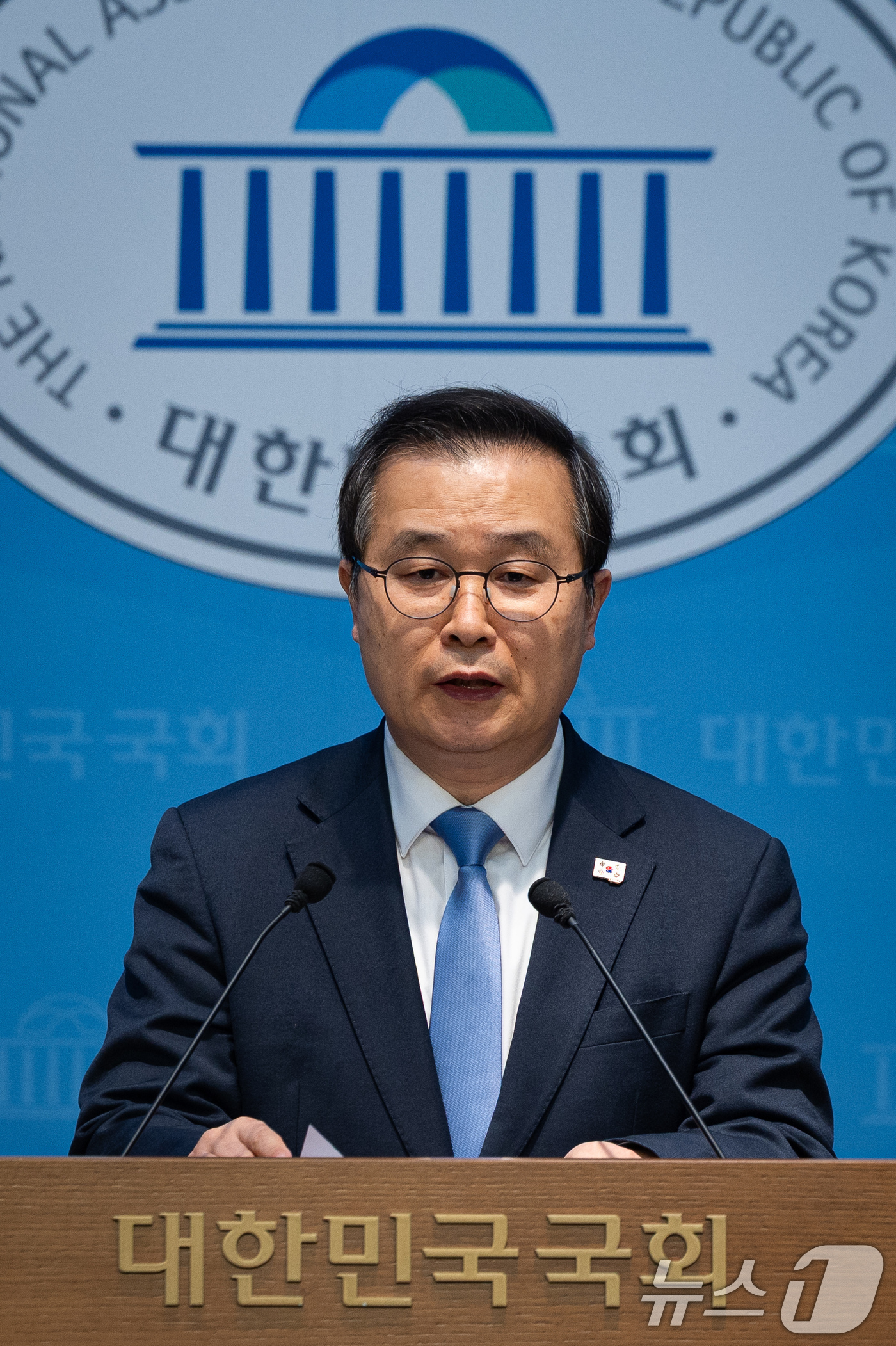 (서울=뉴스1) 유승관 기자 = 이건태 더불어민주당 의원이 8일 서울 여의도 국회 소통관에서 2차 특검 추천 관련 기자회견을 하고 있다.이 의원은 민주당 지도부가 특검 후보로 '쌍 …