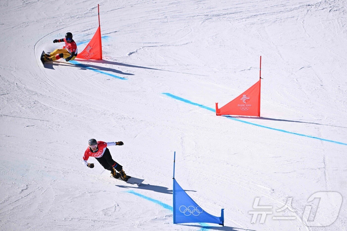 본문 이미지 - 스노보드 평행대회전 경기 모습. ⓒ AFP=뉴스1