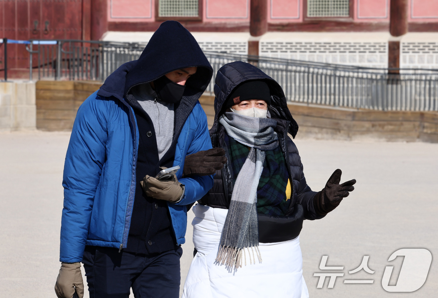 (서울=뉴스1) 최지환 기자 = 북서쪽에서 남하한 찬 공기 영향으로 사흘째 한파가 이어지는 가운데 8일 서울 종로구 경복궁에서 관람객들이 발걸음을 옮기고 있다. 2026.2.8/뉴 …