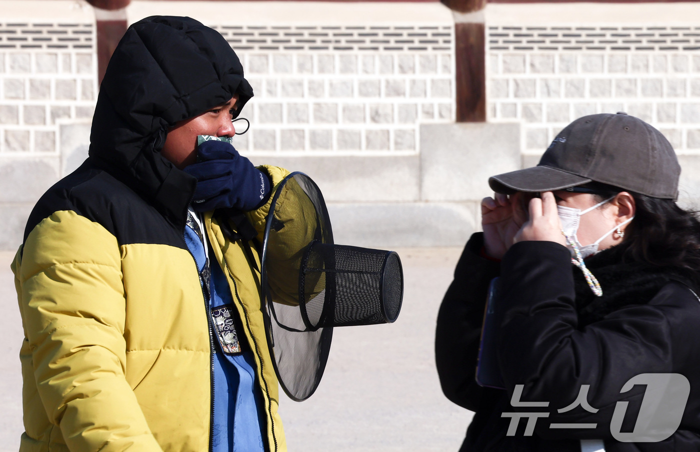 (서울=뉴스1) 최지환 기자 = 북서쪽에서 남하한 찬 공기 영향으로 사흘째 한파가 이어지는 가운데 8일 서울 종로구 경복궁에서 관람객들이 발걸음을 옮기고 있다. 2026.2.8/뉴 …
