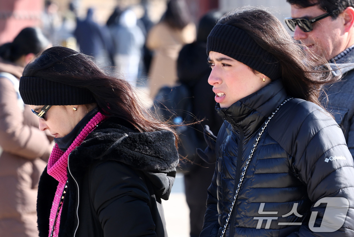 (서울=뉴스1) 최지환 기자 = 북서쪽에서 남하한 찬 공기 영향으로 사흘째 한파가 이어지는 가운데 8일 서울 종로구 경복궁에서 관람객들이 발걸음을 옮기고 있다. 2026.2.8/뉴 …