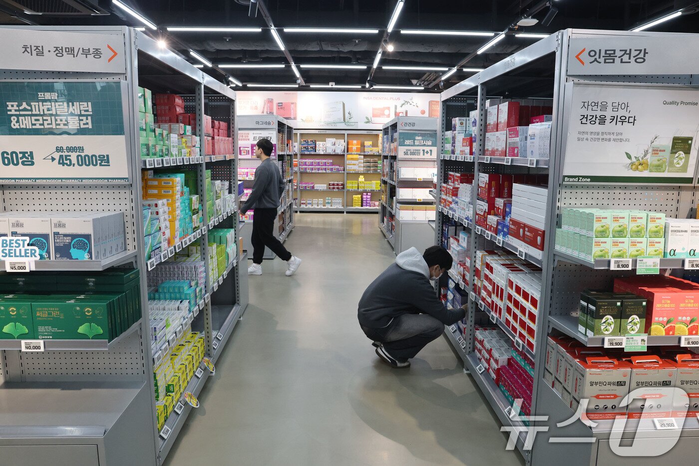 본문 이미지 - 8일 서울 용산구 용산전자랜드 내에 개점한 창고형약국 메디킹덤약국을 찾은 고객들이 건강기능식품 등 상품을 살펴보고 있다.  2026.2.8 ⓒ 뉴스1 이광호 기자