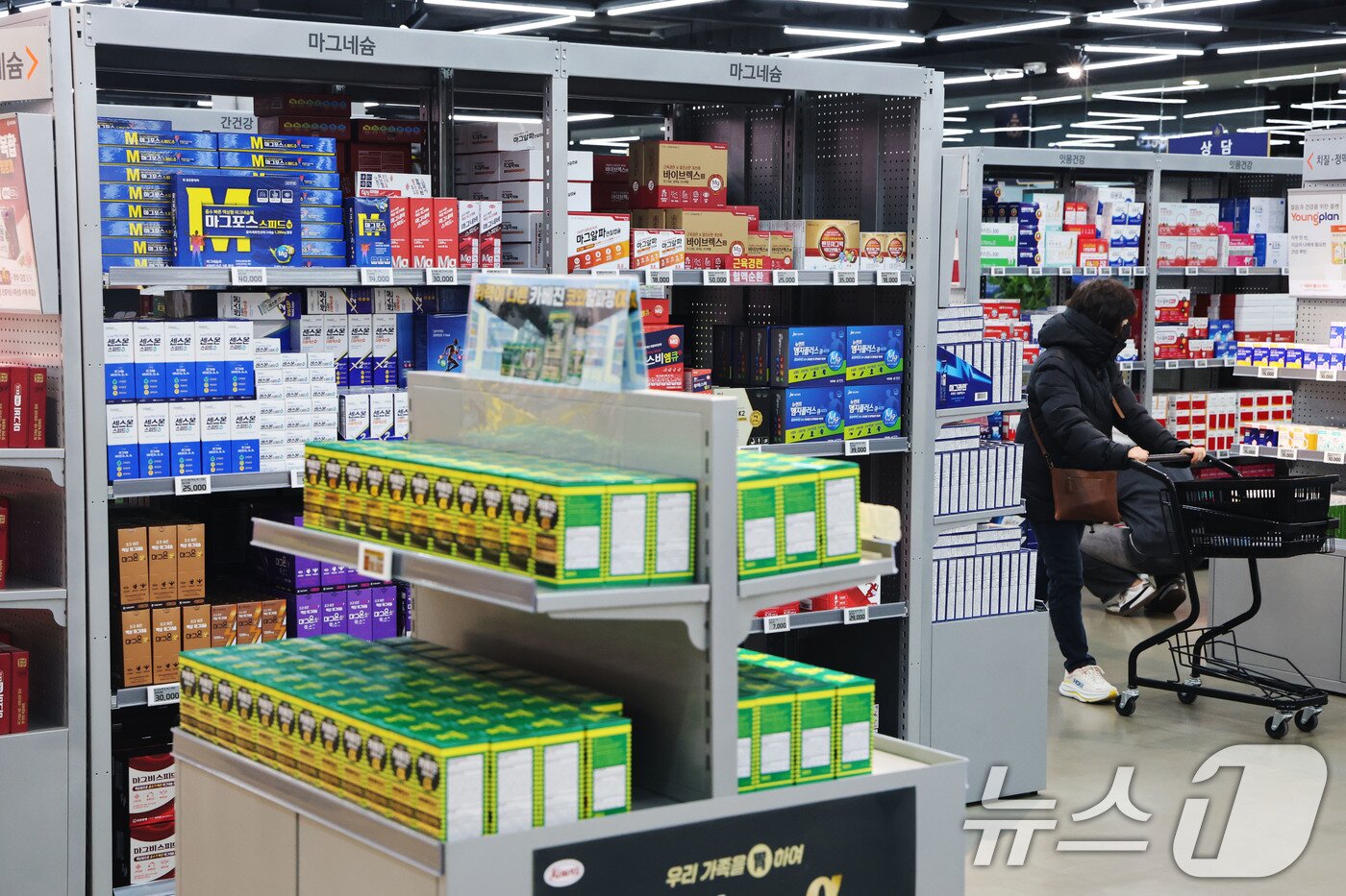 본문 이미지 - 8일 서울 용산구 용산전자랜드 내에 개점한 창고형약국 메디킹덤약국을 찾은 고객들이 건강기능식품 등 상품을 살펴보고 있다.  2026.2.8 ⓒ 뉴스1 이광호 기자