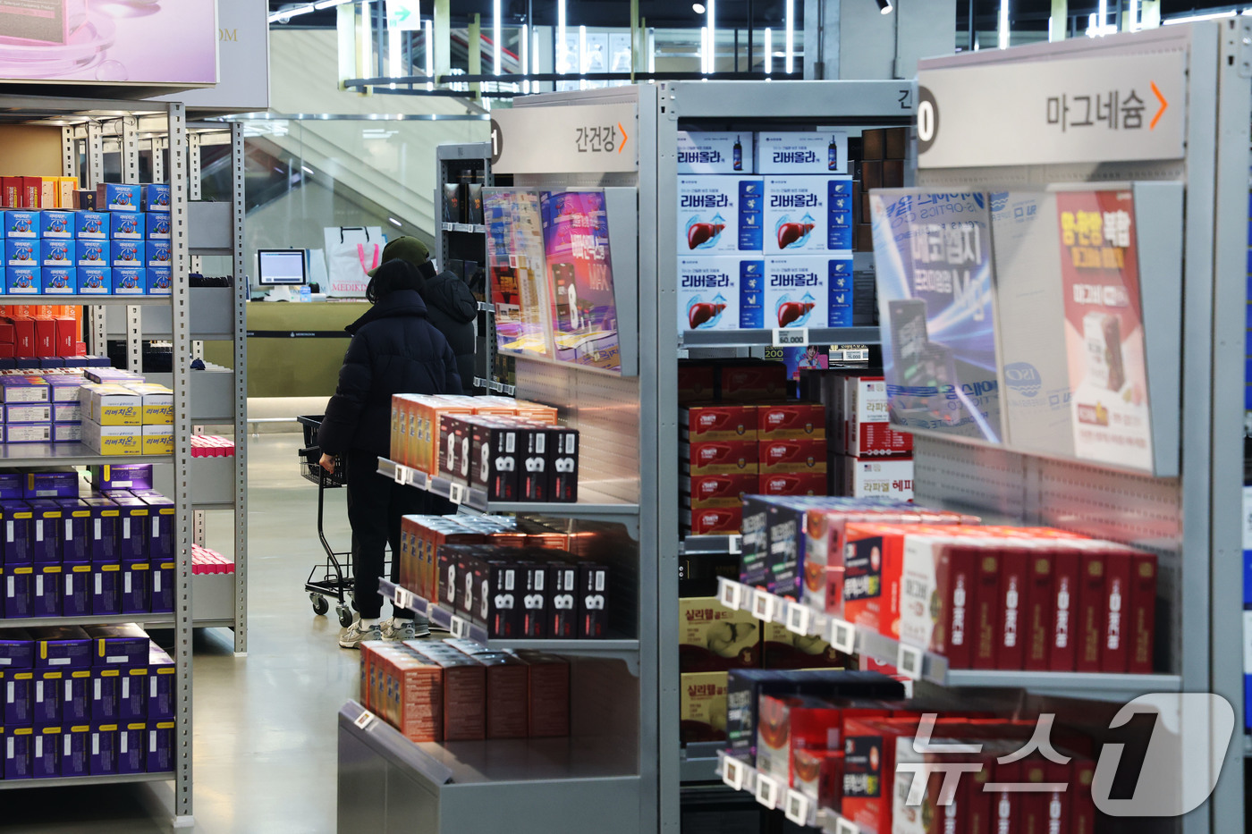 (서울=뉴스1) 이광호 기자 = 8일 서울 용산구 용산전자랜드 내에 개점한 창고형약국 메디킹덤약국을 찾은 고객들이 건강기능식품 등 상품을 살펴보고 있다.지난 7일 문을 연 메디킹덤 …