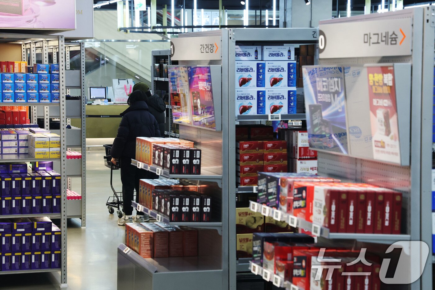 본문 이미지 - 8일 서울 용산구 용산전자랜드 내에 개점한 창고형약국 메디킹덤약국을 찾은 고객들이 건강기능식품 등 상품을 살펴보고 있다.  2026.2.8 ⓒ 뉴스1 이광호 기자