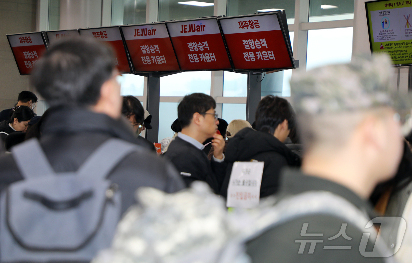 (제주=뉴스1) 오미란 기자 = 8일 오전 제주국제공항 3층 출발장 대합실이 표를 구하려는 결항편 승객들로 붐비고 있다. 2026.2.8/뉴스1