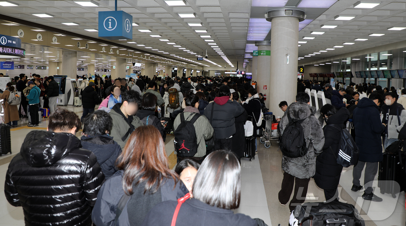 (제주=뉴스1) 오미란 기자 = 8일 오전 제주국제공항 3층 출발장 대합실이 표를 구하려는 결항편 승객들로 붐비고 있다. 2026.2.8/뉴스1