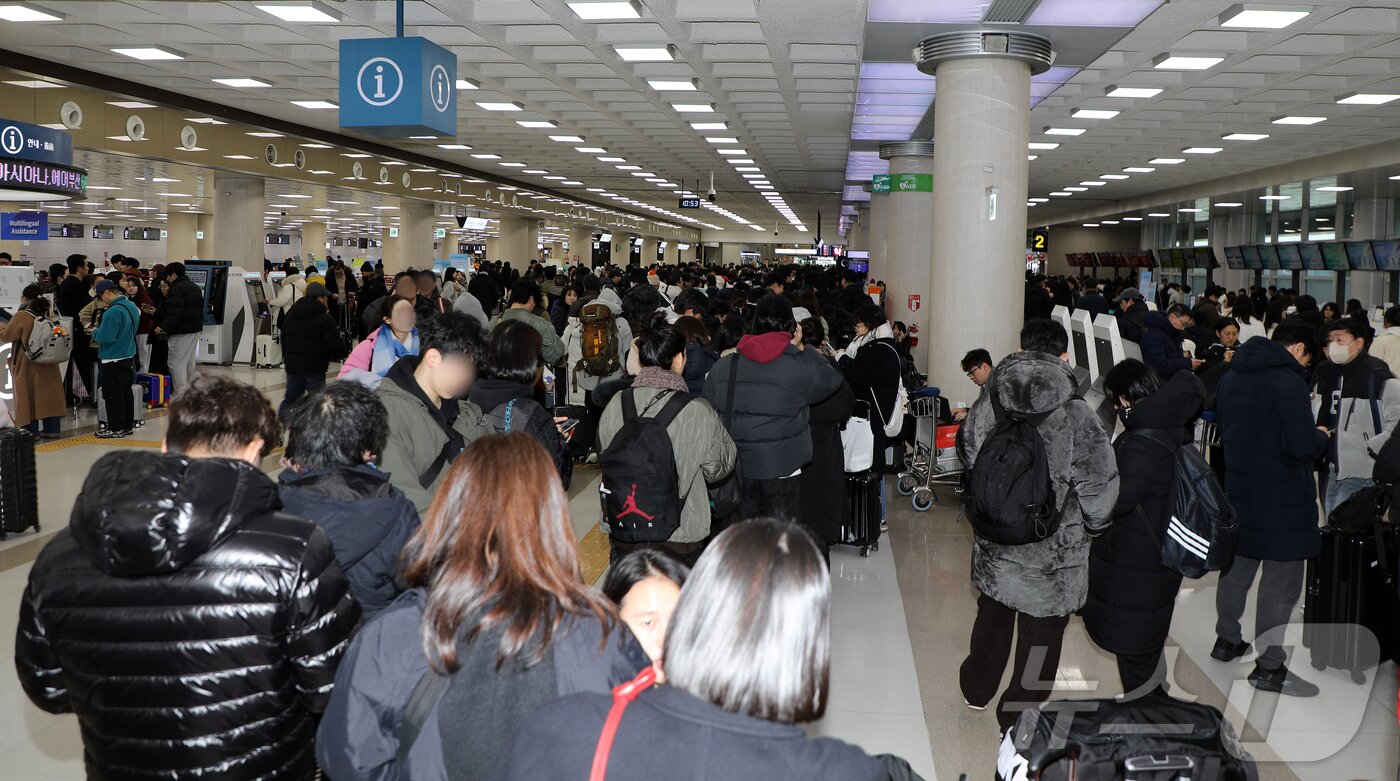 본문 이미지 - 8일 오전 제주국제공항 3층 출발장 대합실이 표를 구하려는 결항편 승객들로 붐비고 있다. 2026.2.8 ⓒ 뉴스1 오미란 기자