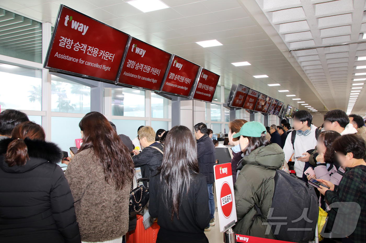 (제주=뉴스1) 오미란 기자 = 8일 오전 제주국제공항 3층 출발장 대합실이 표를 구하려는 결항편 승객들로 붐비고 있다. 2026.2.8/뉴스1