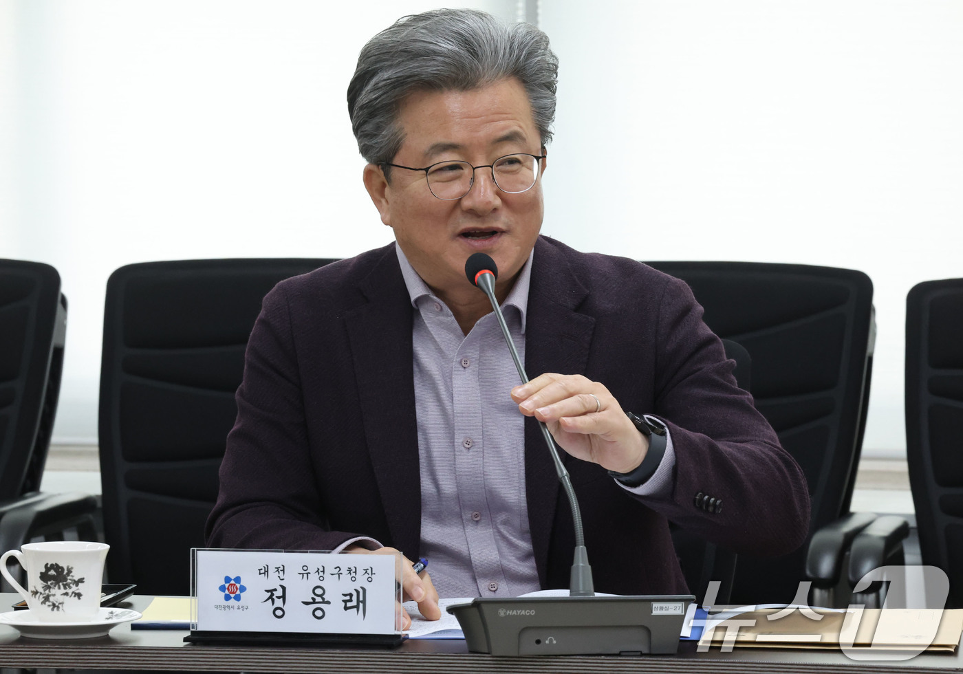 (광주=뉴스1) 박지현 기자 = 8일 오전 광주 동구청 3층 상황실에서 열린 '자치분권 강화를 위한 행정통합 간담회'에서 정용래 대전 유성구청장이 모두발언하고 있다. 2026.2. …