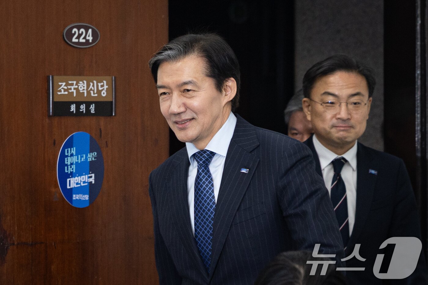 본문 이미지 - 조국 조국혁신당 대표가 8일 서울 여의도 국회에서 더불어민주당과의 합당 관련 기자회견에 참석하고 있다. ⓒ 뉴스1 유승관 기자