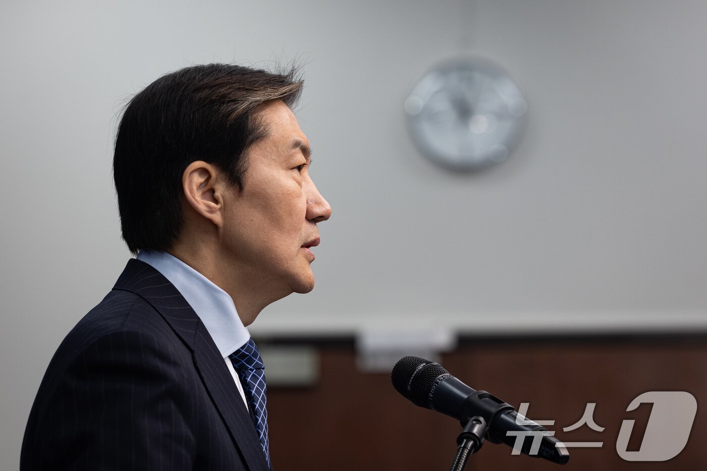 본문 이미지 - 조국 조국혁신당 대표가 8일 서울 여의도 국회에서 더불어민주당과의 합당 관련 기자회견을 하고 있다. ⓒ 뉴스1 유승관 기자