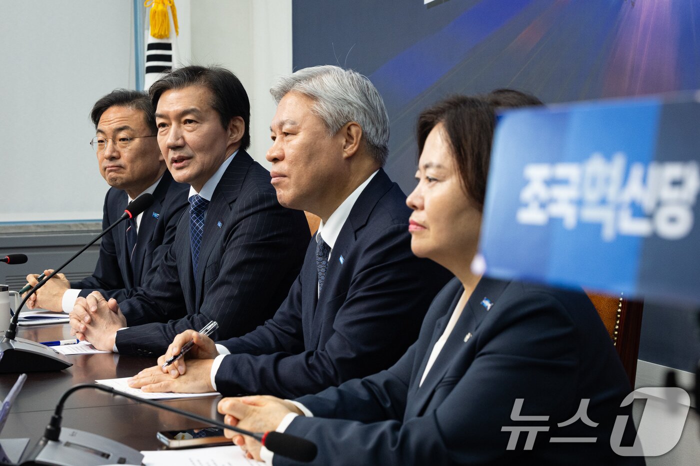 본문 이미지 - 조국 조국혁신당 대표가 8일 서울 여의도 국회에서 열린 더불어민주당과의 합당 관련 기자회견에서 취재진 질문에 답하고 있다. ⓒ 뉴스1 유승관 기자