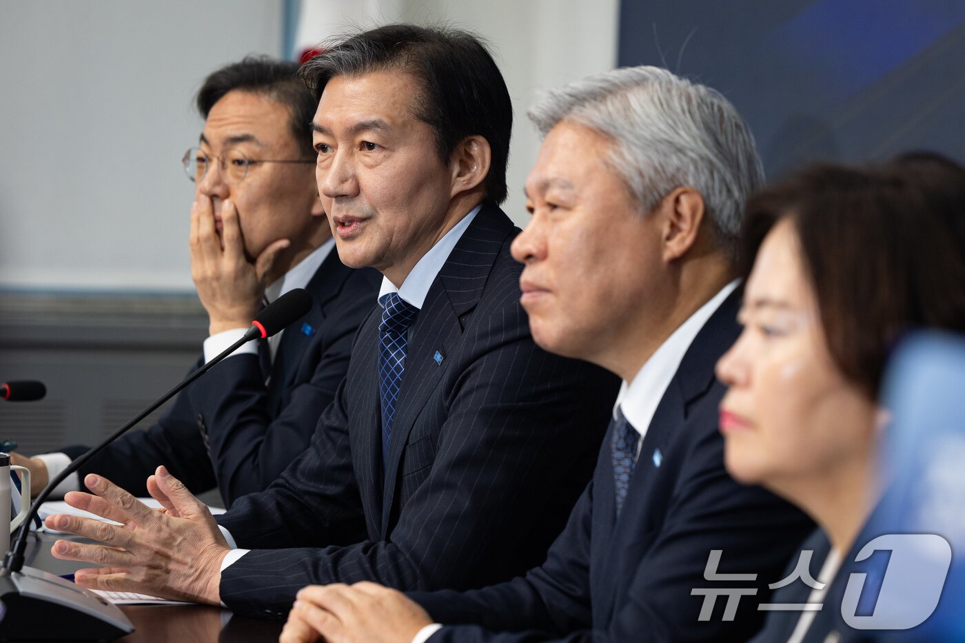 본문 이미지 - 조국 조국혁신당 대표가 8일 서울 여의도 국회에서 열린 더불어민주당과의 합당 관련 기자회견에서 취재진 질문에 답하고 있다. ⓒ 뉴스1 유승관 기자