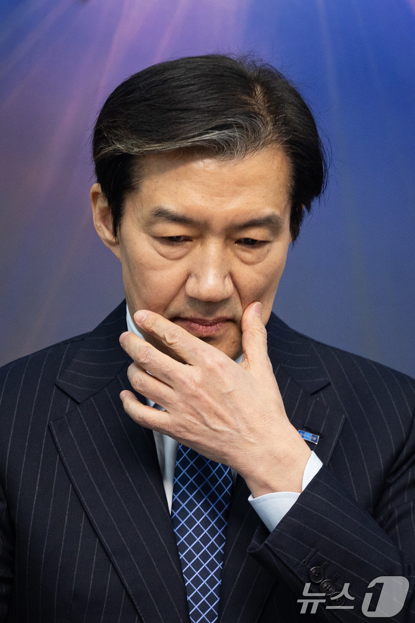 본문 이미지 - 조국 조국혁신당 대표가 8일 서울 여의도 국회에서 열린 더불어민주당과의 합당 관련 기자회견에서 얼굴을 만지고 있다. ⓒ 뉴스1 유승관 기자