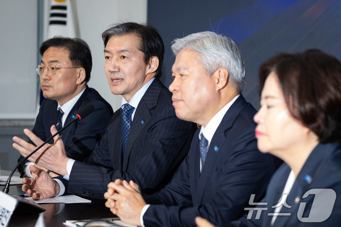 (서울=뉴스1) 유승관 기자 = 조국 조국혁신당 대표가 8일 서울 여의도 국회에서 열린 더불어민주당과의 합당 관련 기자회견에서 취재진 질문에 답하고 있다. 2026.2.8/뉴스1