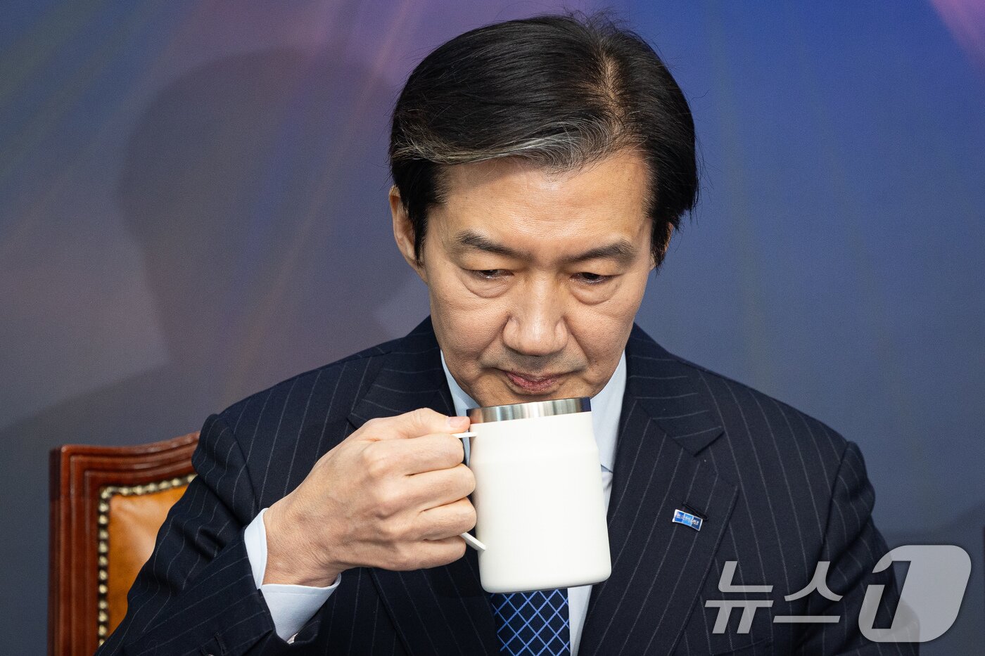 본문 이미지 - 조국 조국혁신당 대표가 8일 서울 여의도 국회에서 열린 더불어민주당과의 합당 관련 기자회견에서 물을 마시고 있다. ⓒ 뉴스1 유승관 기자