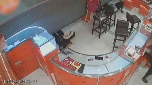 "전부 담아라"…쇼핑몰 복면 강도 금 5억원어치 싹쓸이