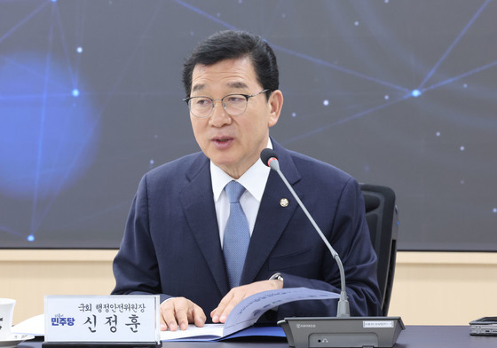 자치분권 강화 간담회서 발언하는 신정훈 의원