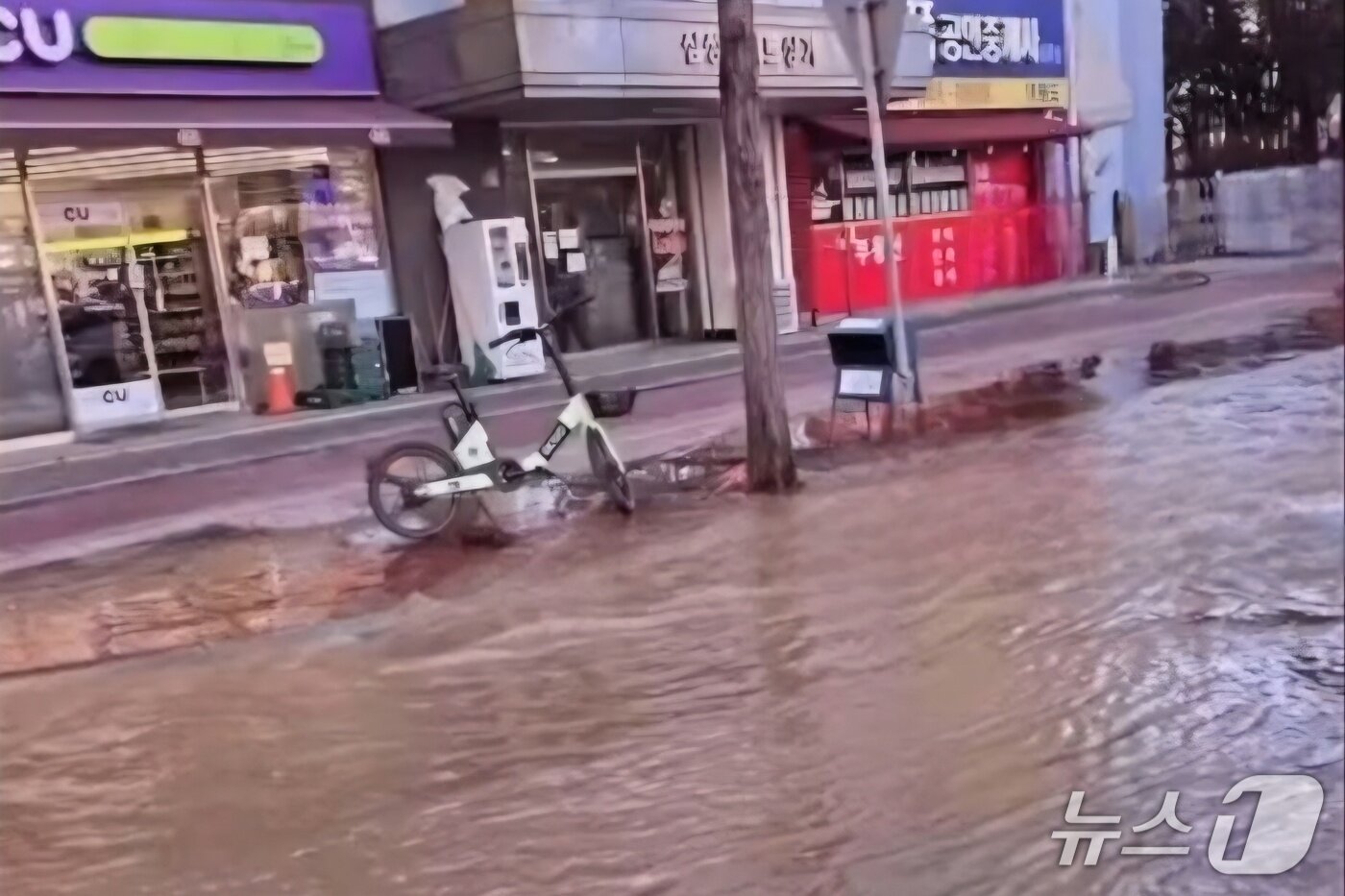본문 이미지 - 충주 연수동 임광사거리 상수도관 파손으로 도로에 물이 흐르고 있다.(독자 제공. 재판매 및 DB금지)/뉴스1 