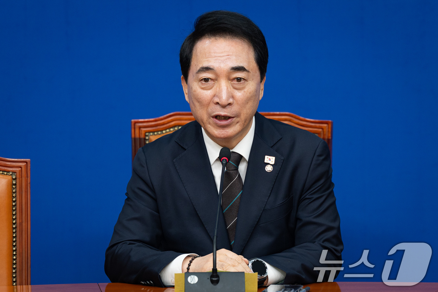 (서울=뉴스1) 유승관 기자 = 박수현 더불어민주당 수석대변인이 8일 서울 여의도 국회에서 열린 현안 관련 기자간담회에서 모두 발언을 하고 있다. 2026.2.8/뉴스1