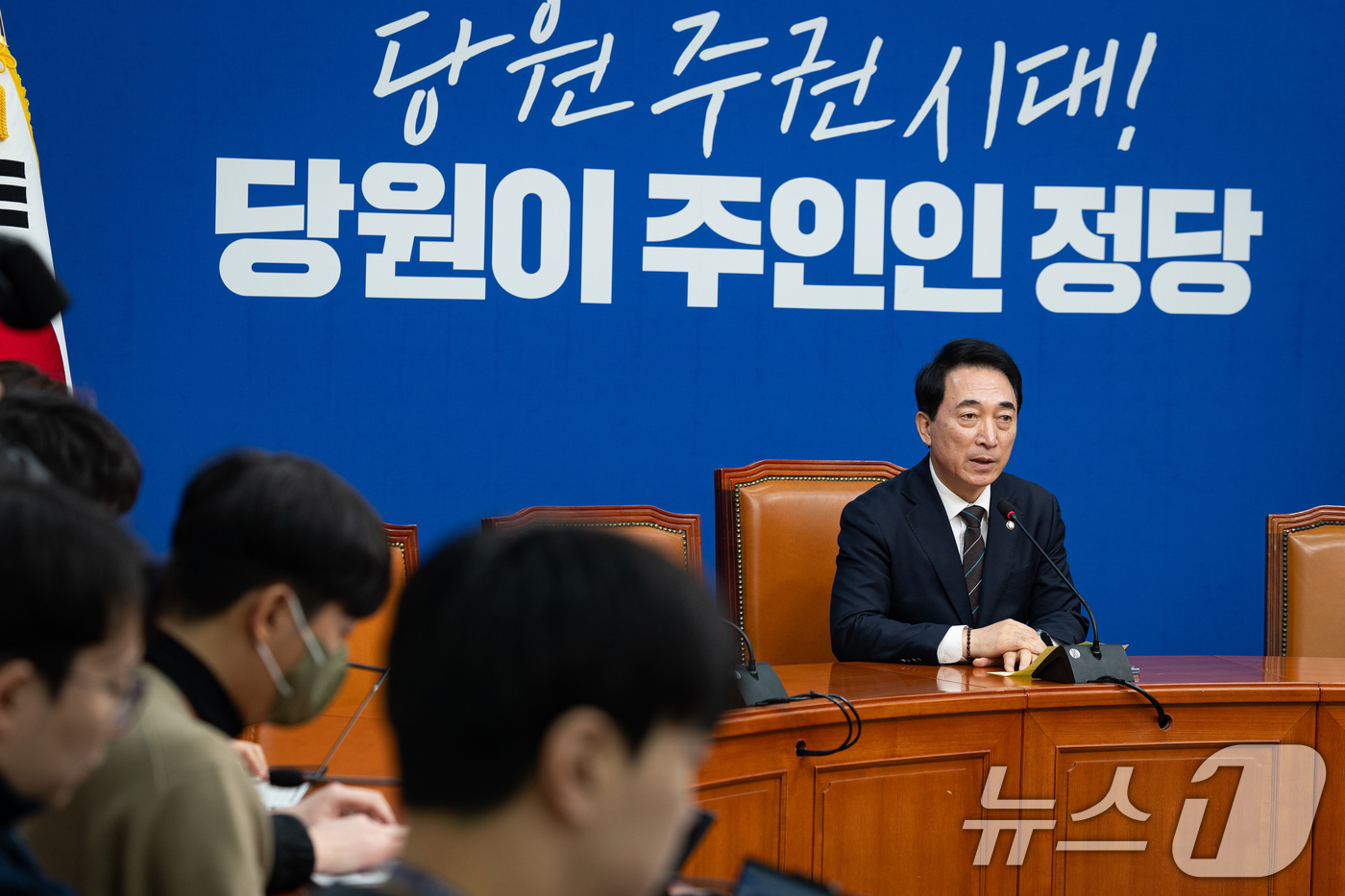 (서울=뉴스1) 유승관 기자 = 박수현 더불어민주당 수석대변인이 8일 서울 여의도 국회에서 열린 현안 관련 기자간담회에서 모두 발언을 하고 있다. 2026.2.8/뉴스1