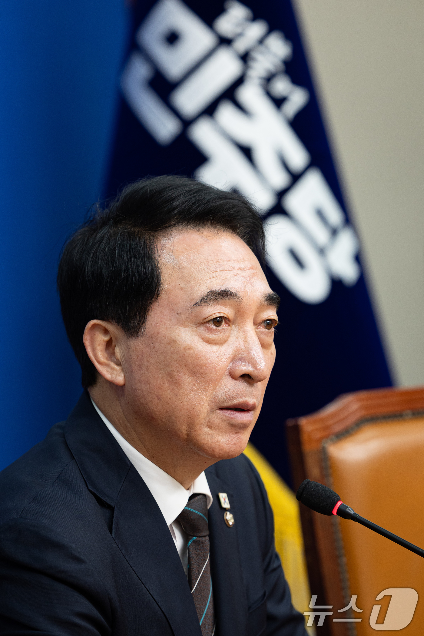 (서울=뉴스1) 유승관 기자 = 박수현 더불어민주당 수석대변인이 8일 서울 여의도 국회에서 열린 현안 관련 기자간담회에서 취재진 질문에 답하고 있다. 2026.2.8/뉴스1