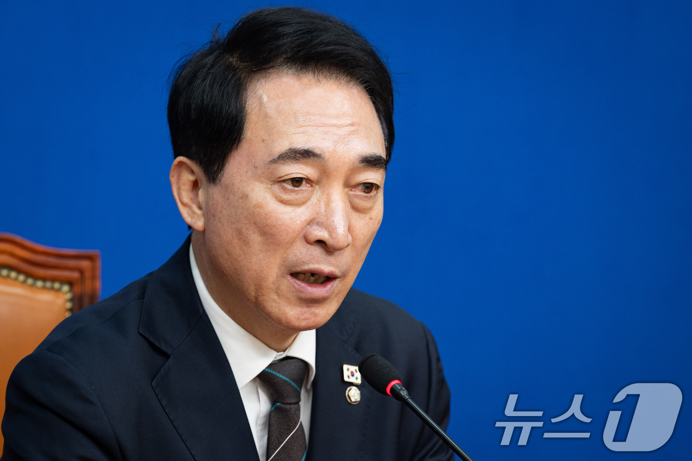 (서울=뉴스1) 유승관 기자 = 박수현 더불어민주당 수석대변인이 8일 서울 여의도 국회에서 열린 현안 관련 기자간담회에서 모두 발언을 하고 있다. 2026.2.8/뉴스1