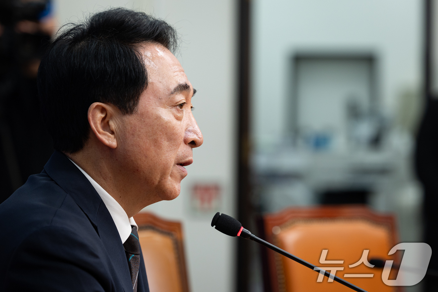 (서울=뉴스1) 유승관 기자 = 박수현 더불어민주당 수석대변인이 8일 서울 여의도 국회에서 열린 현안 관련 기자간담회에서 취재진 질문에 답하고 있다. 2026.2.8/뉴스1