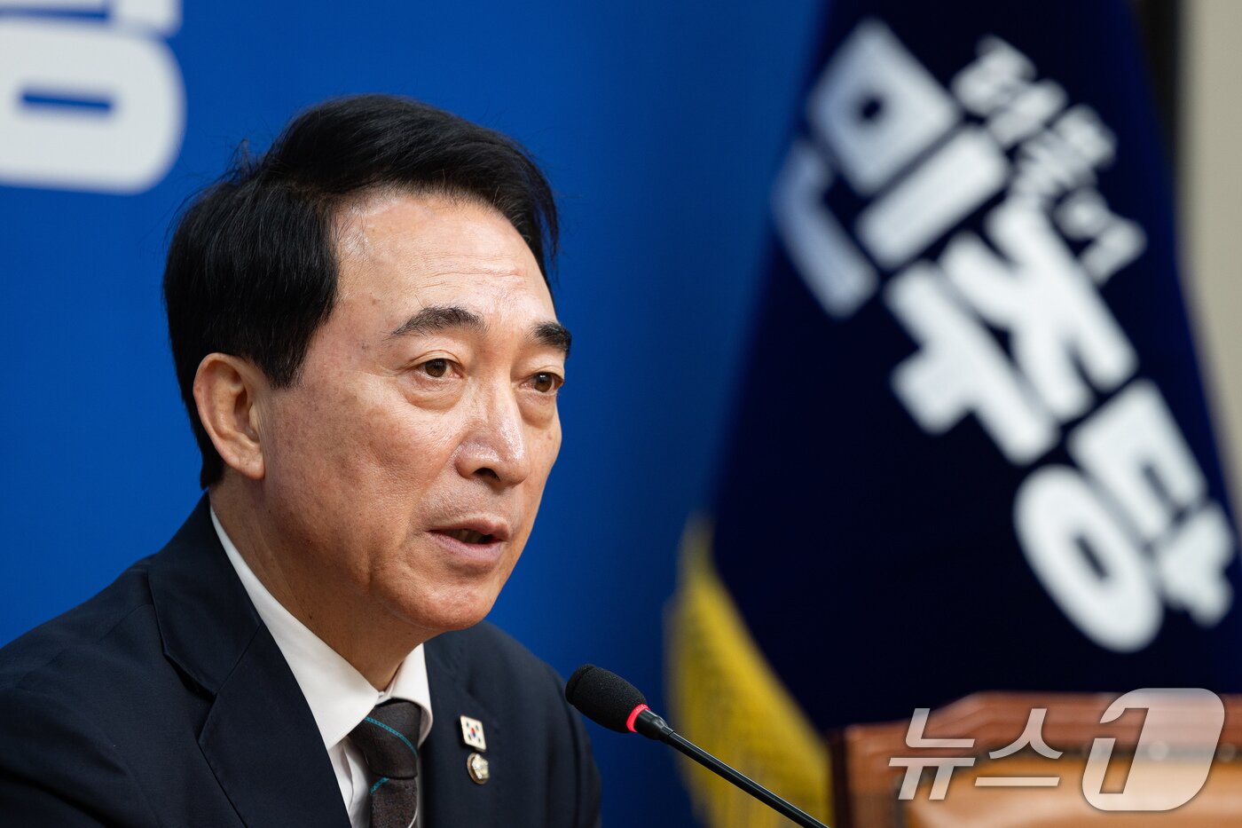 본문 이미지 - 박수현 더불어민주당 수석대변인이 8일 서울 여의도 국회에서 열린 현안 관련 기자간담회에서 취재진 질문에 답하고 있다. 2026.2.8 ⓒ 뉴스1 유승관 기자