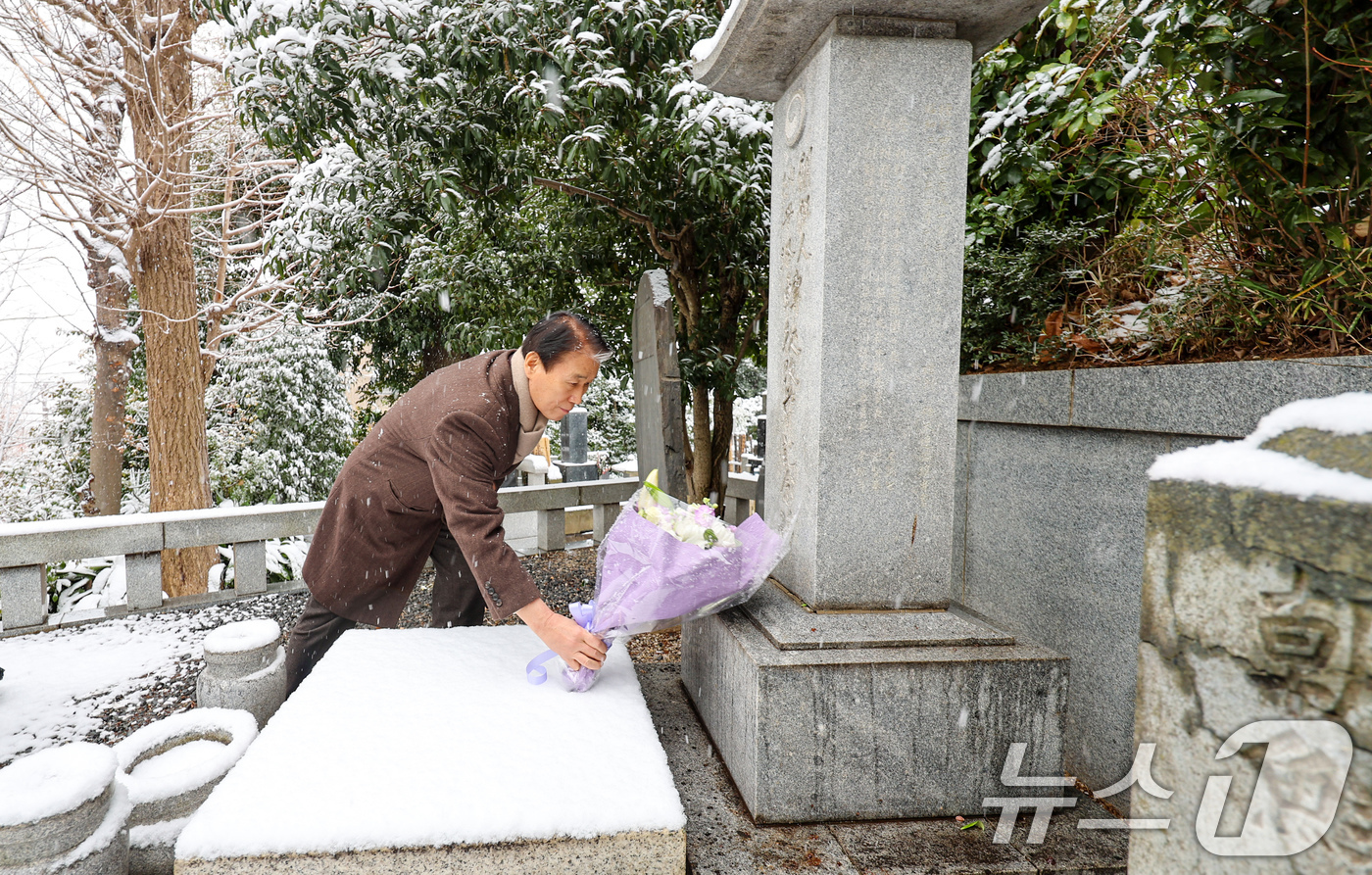 (서울=뉴스1) = 2·8독립선언 107주년 기념식계기 정부대표단으로 일본 도쿄를 방문중인 권오을 국가보훈부 장관이 8일 오전  요코하마 렌쇼지에 있는 조선인납골탑을 방문하여 헌화 …