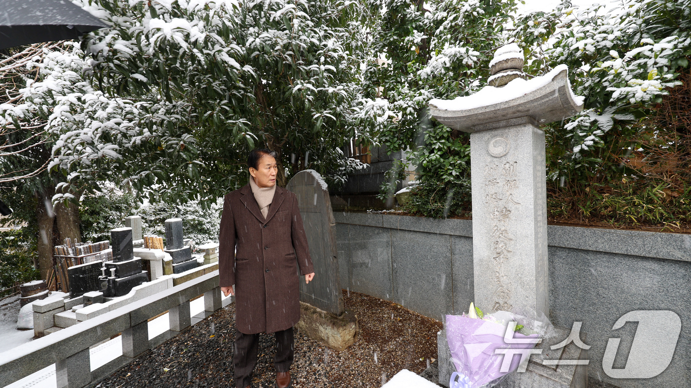 (서울=뉴스1) = 2·8독립선언 107주년 기념식계기 정부대표단으로 일본 도쿄를 방문중인 권오을 국가보훈부 장관이 8일 오전  요코하마 렌쇼지에 있는 조선인납골탑을 방문하여 시설 …