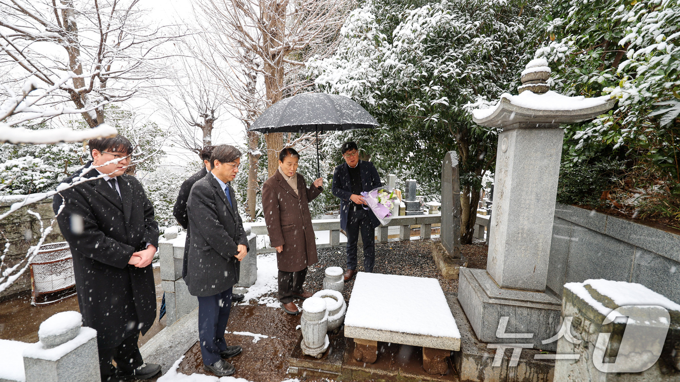 (서울=뉴스1) = 2·8독립선언 107주년 기념식계기 정부대표단으로 일본 도쿄를 방문중인 권오을 국가보훈부 장관이 8일 오전  요코하마 렌쇼지에 있는 조선인납골탑을 방문하여 시설 …