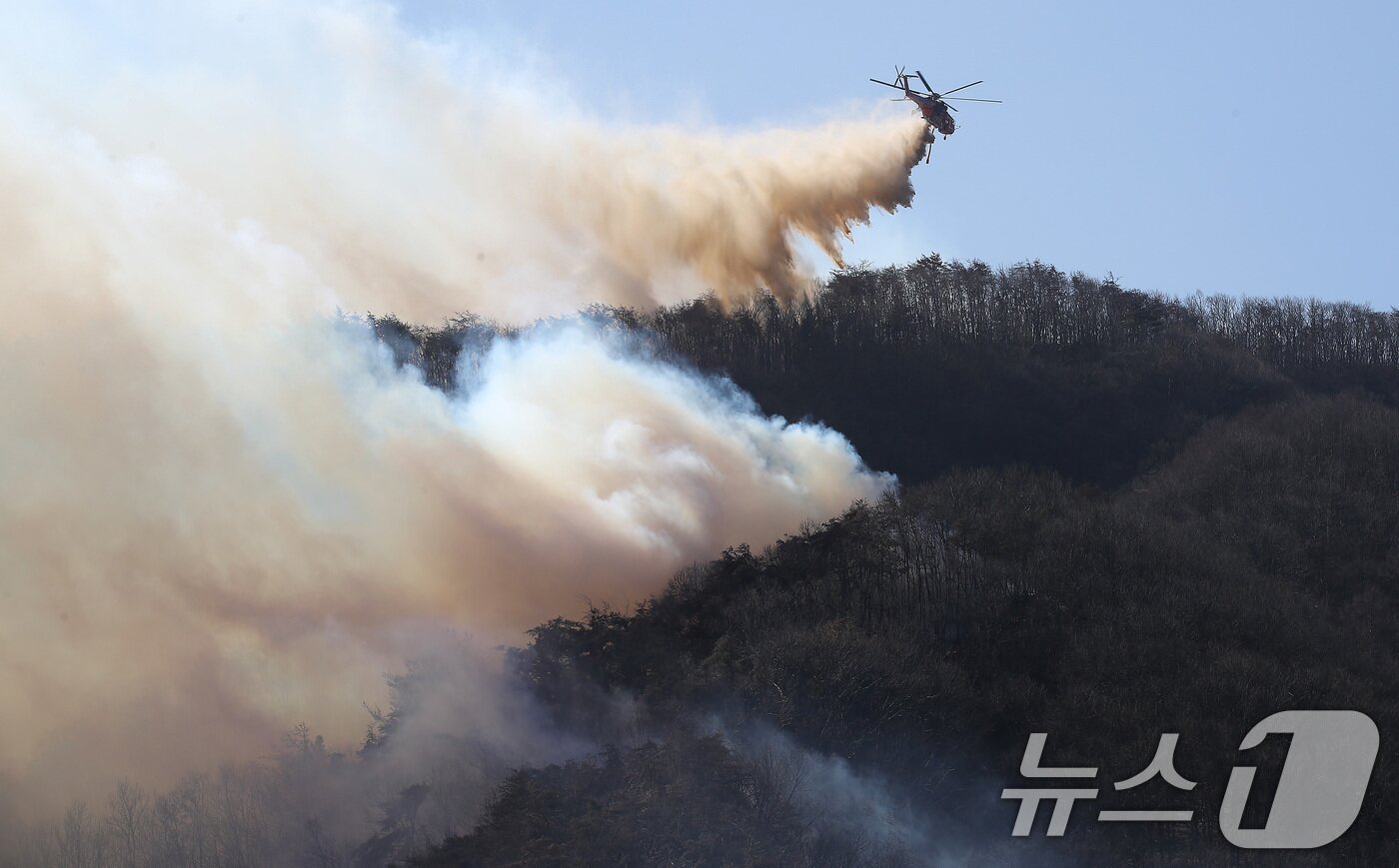 본문 이미지 - 8일 오전 경북 경주시 문무대왕면 안동리 야산에서 산불 진화에 투입된 헬기가 진화작업을 벌이고 있다. 2026.2.8 ⓒ 뉴스1 공정식 기자