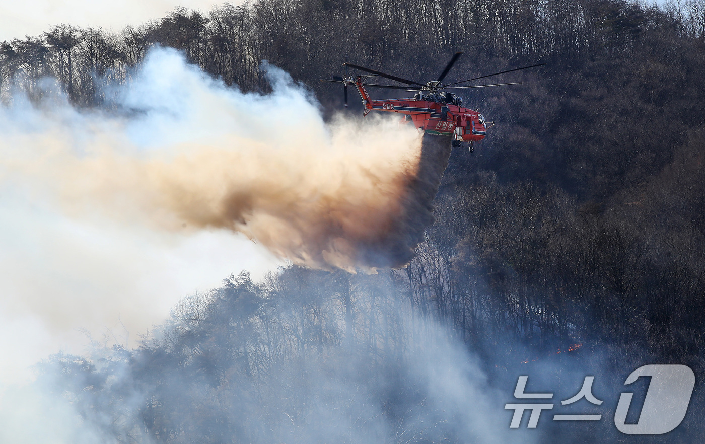 (경주=뉴스1) 공정식 기자 = 8일 오전 경북 경주시 문무대왕면 안동리 야산에서 산불 진화에 투입된 헬기가 진화작업을 벌이고 있다. 2026.2.8/뉴스1
