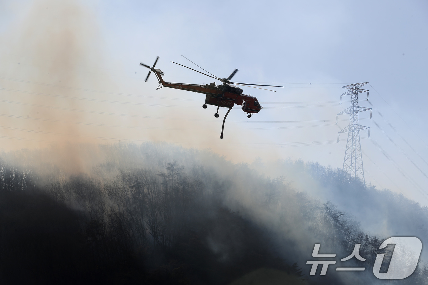 (경주=뉴스1) 공정식 기자 = 8일 오전 경북 경주시 문무대왕면 안동리 야산에서 산불 진화에 투입된 헬기가 진화작업을 벌이고 있다. 2026.2.8/뉴스1